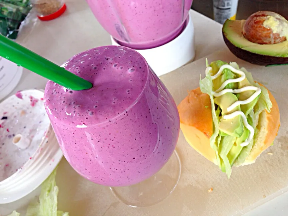 Mix berries smoothie + avocado sandwich|viviさん