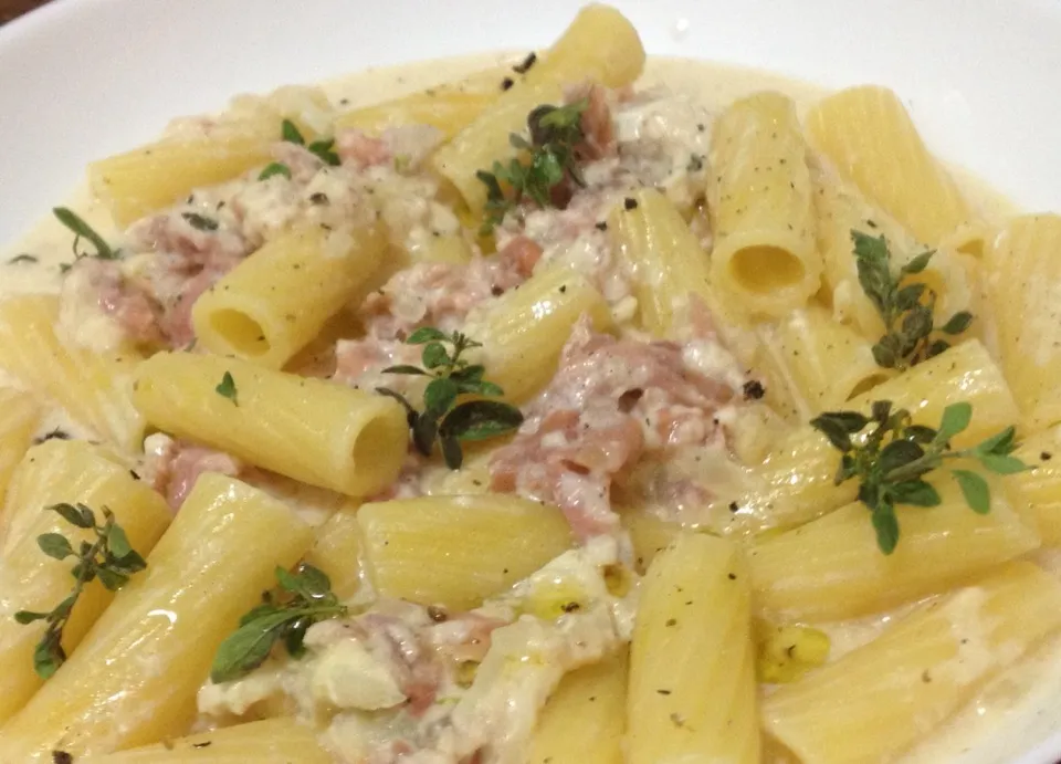 Pasta w/ parma ham, brie and oregano|marcelabruggerさん