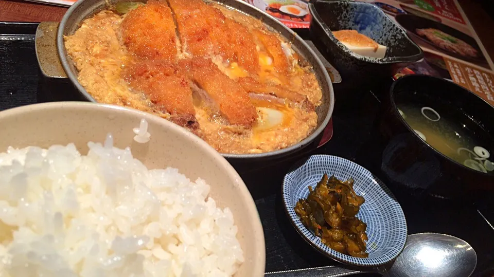 Snapdishの料理写真:ロースカツ&ヒレカツ煮定食を頂きました。|momongatomoさん