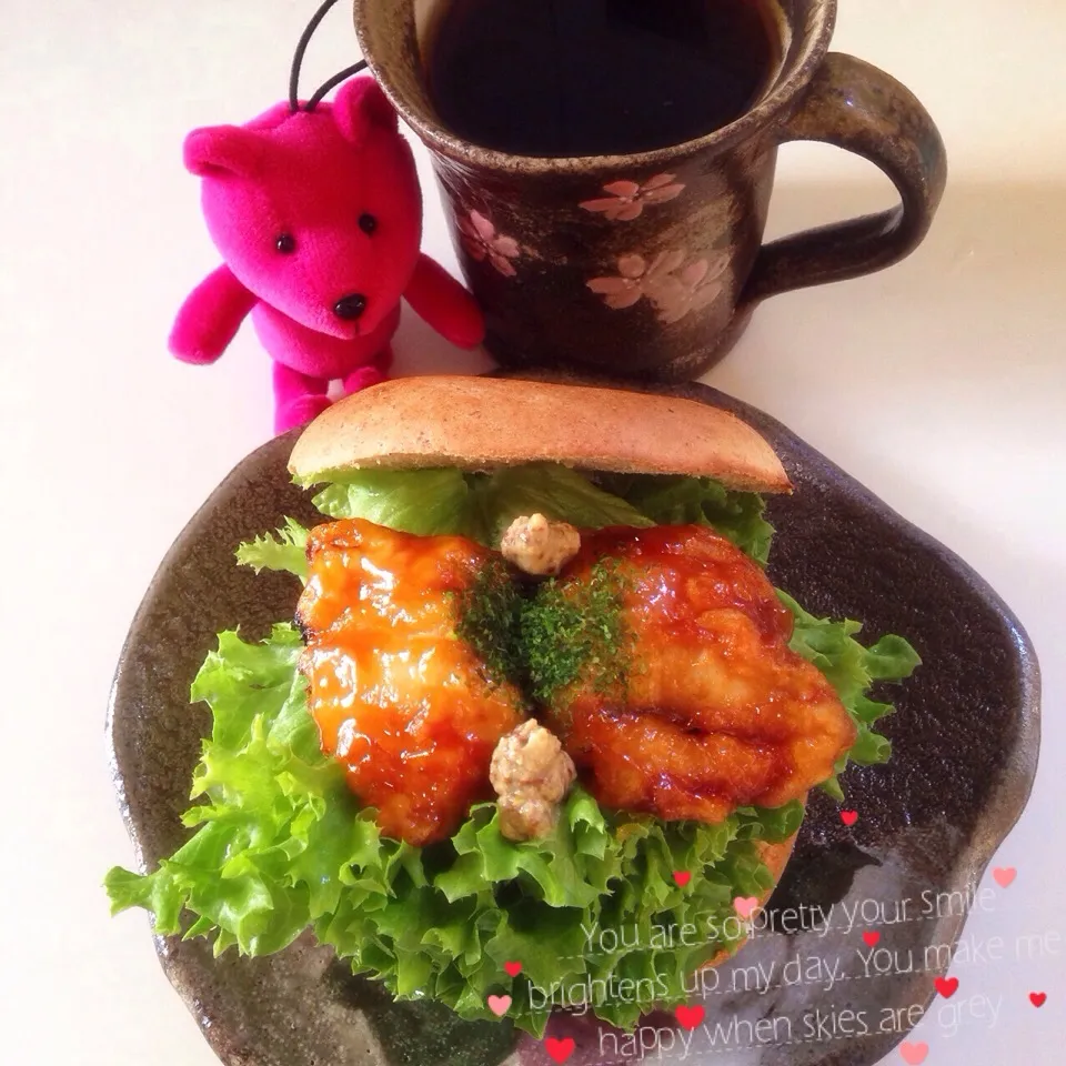 Snapdishの料理写真:鶏胸肉唐揚げトマトチリソース＆クリームチーズベーグルサンド|Makinsさん