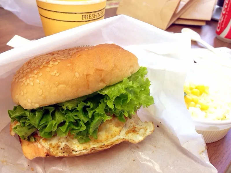 Snapdishの料理写真:Salmon and Egg Burger|chan mitsuさん