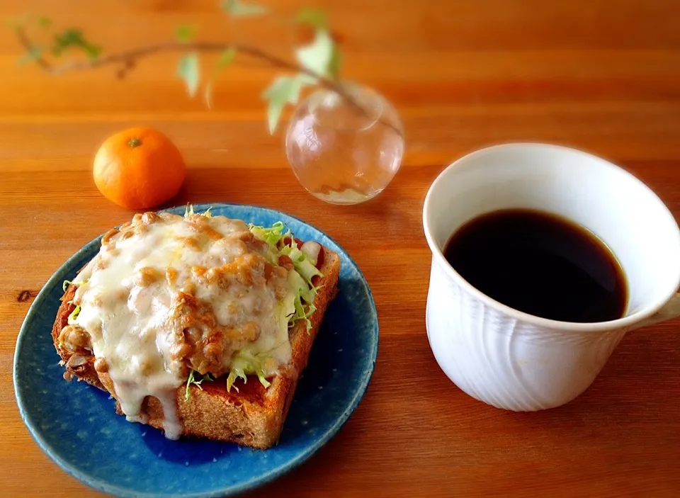 Snapdishの料理写真:納豆チーズトースト🍀とコーヒーde朝ごはん😃|nono_miさん