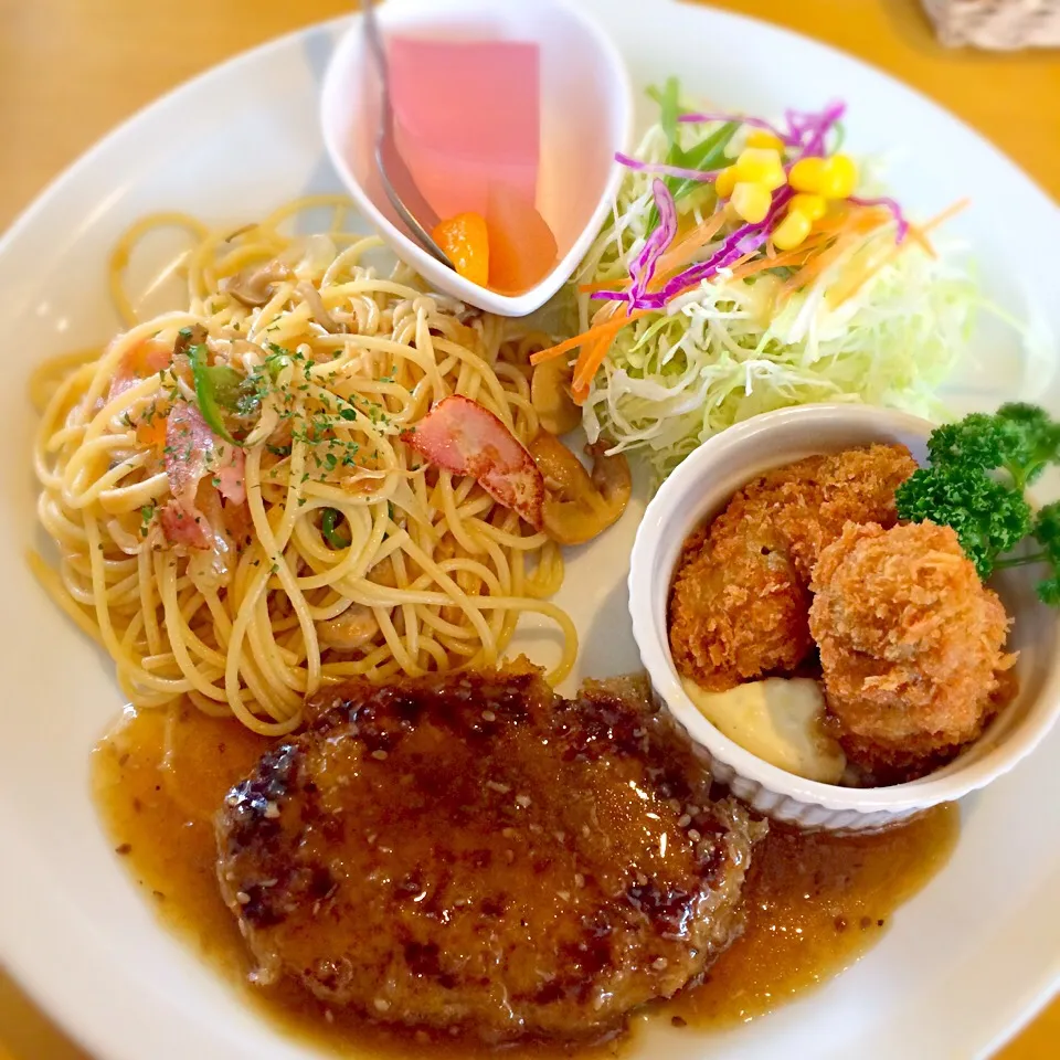 Snapdishの料理写真:Hamburger,fried oyster,pasta,salad|meowさん