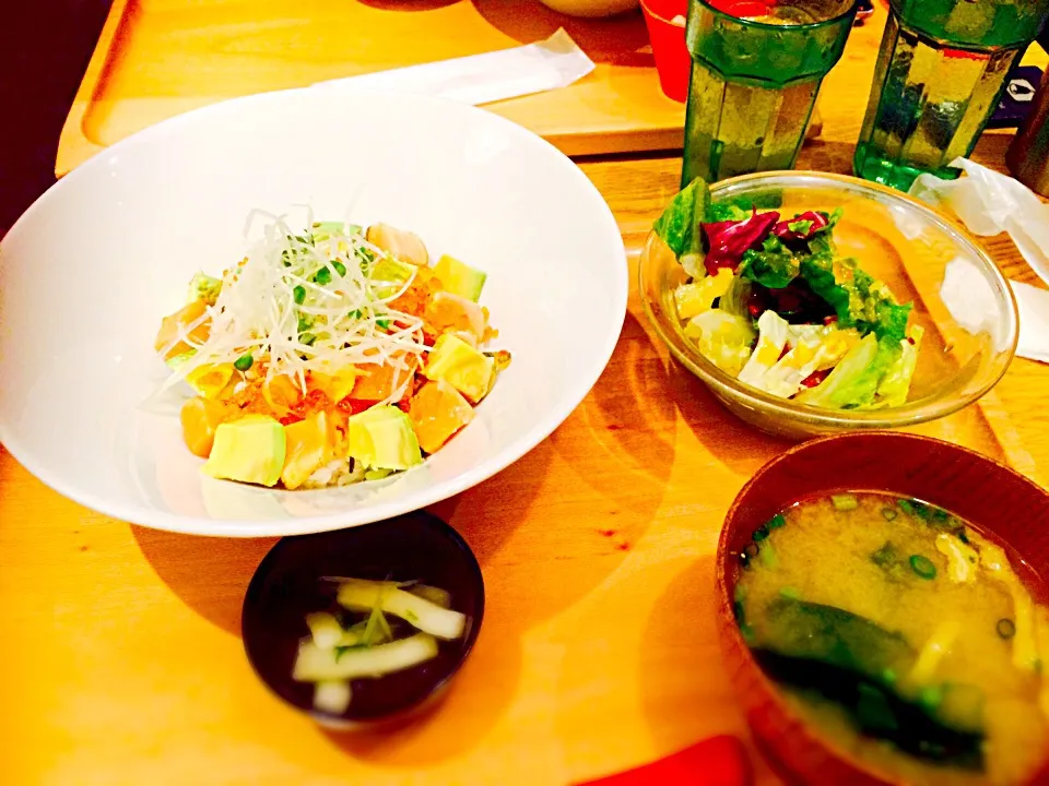 炙りサーモンといくらアボカド丼|みゃーこさん