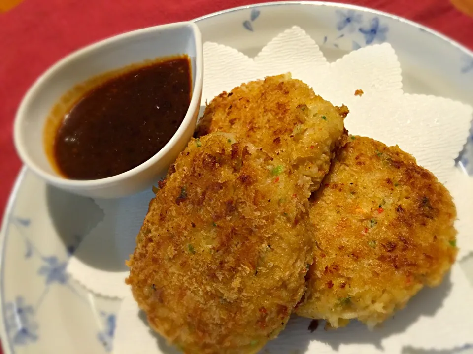 Crabby crab cake with homemade spicy sauce.蟹肉たっぷりのクラブケーキ。|Sayaka Jinsenji Huletteさん