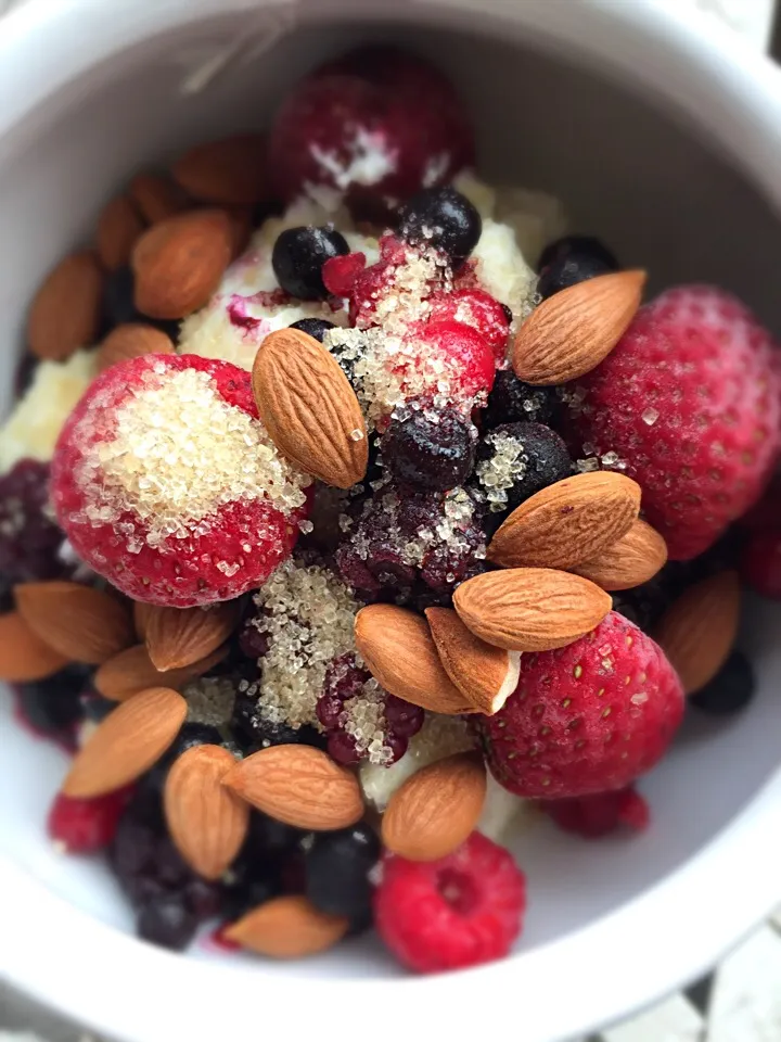 Berry mix with low fat curd cheese apeicot stones and cane sugar|Yuyuki Shimaさん