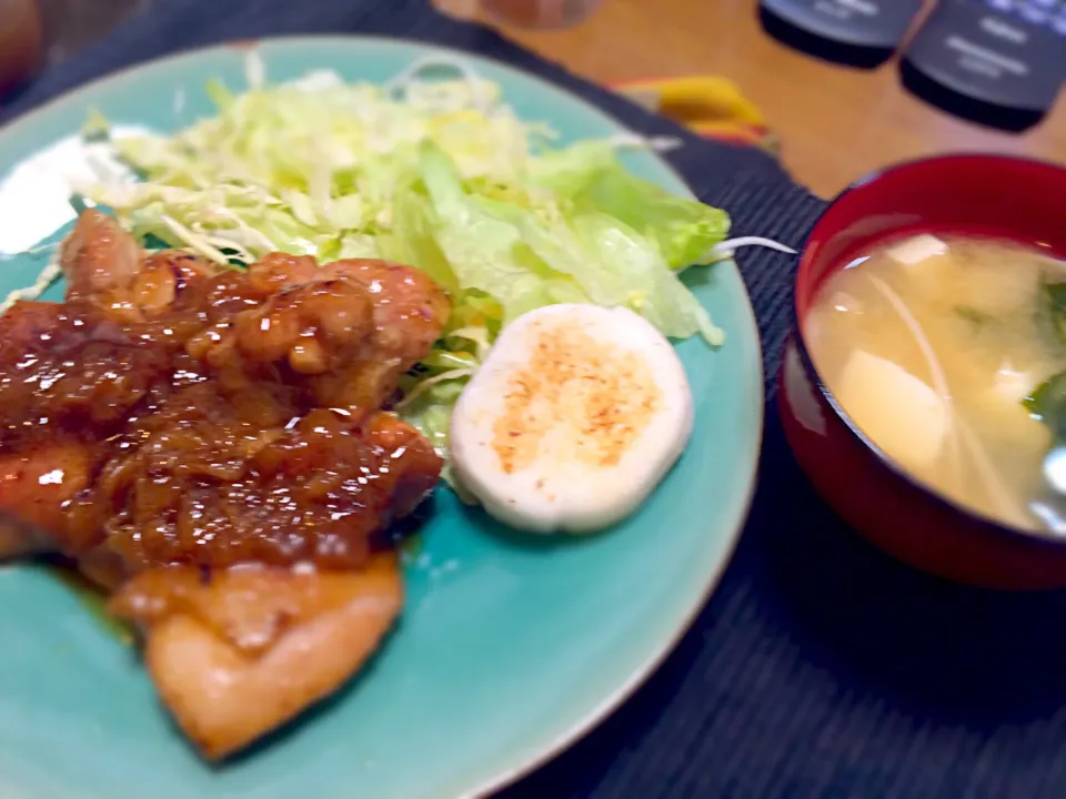 鶏と大根のスライスの照り焼き◡̈⃝、チーズはんぺん焼とサラダ、えのき豆腐わかめのお味噌汁|るな♡さん