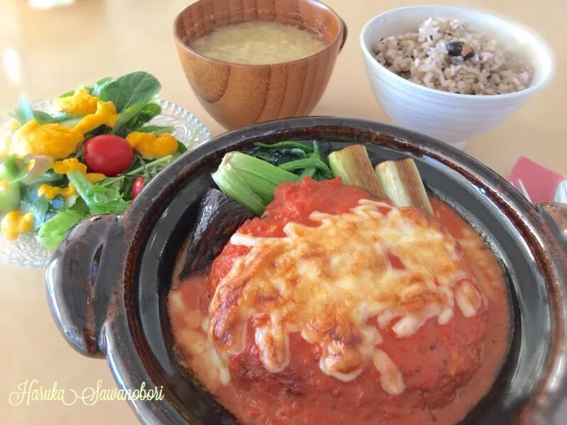 今夜のメニューは☆シャキシャキレンコンのチキンハンバーグ・クリームトマトソースの煮込みハンバーグ☆自家製にんじんのドレッシングでサラダ☆大根のおみそ汁☆発芽玄米＆雑穀米＆マンナンヒカリのご飯|澤登晴香さん