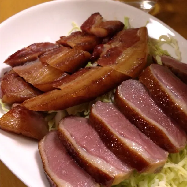 鴨と豚バラ肉の燻製。漬け液を変えて試作ですがーフルボディが欲しくなります(^^)|akiraさん