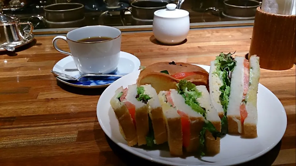 サンドイッチ
今夜はお一人様だったのでサンドイッチとコーヒーで済ませました。
美味しかった！|akemi🐝さん