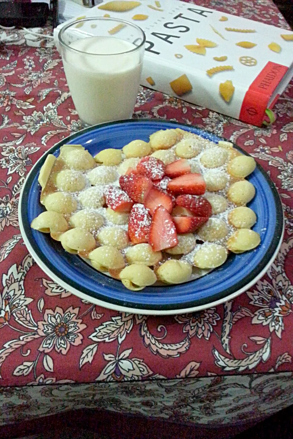 Egg Waffle 😉 #eggwaffle #waffle #Dessert #sweet #strawberry #delicious #food|Sarah Jezebeth Michael Griffinさん