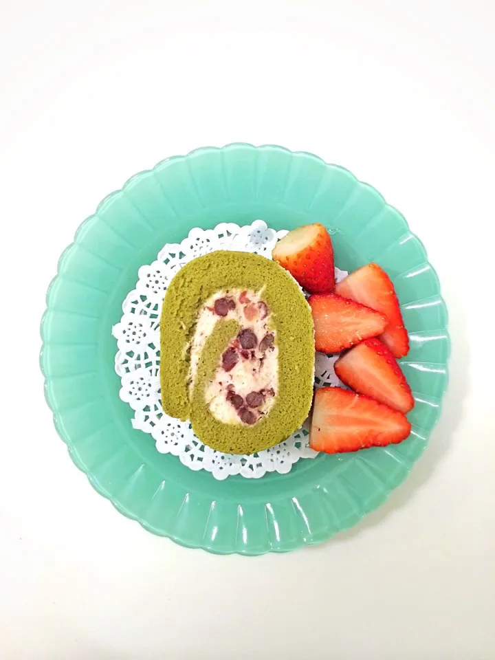 Matcha soufflé roll cake with red bean cream|12Dragonさん