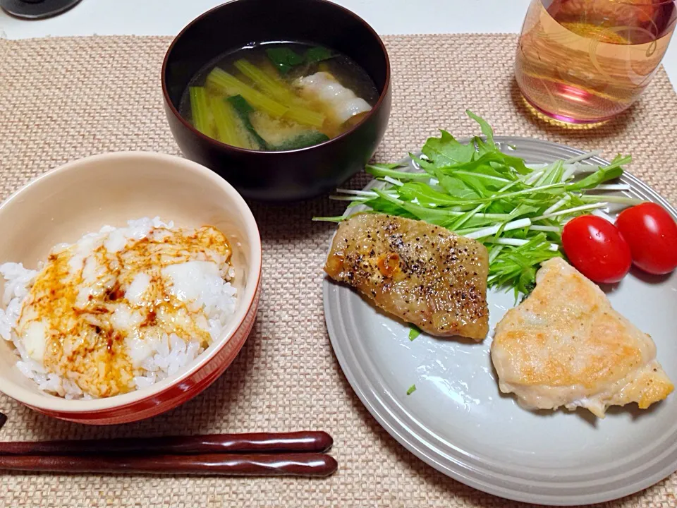 ささみの紫蘇チーズ焼き 鶏皮せんべい 味噌汁 とろろご飯|にゃろめさん