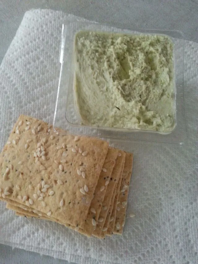 edamame hummus with crackers.|Polly Gelfusoさん