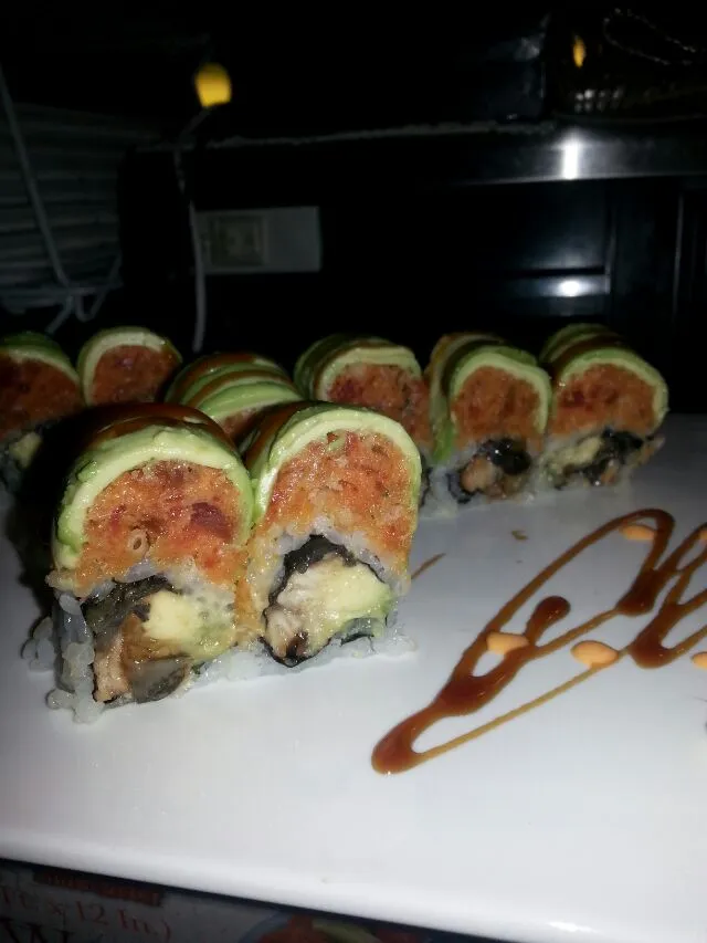 spicy tuna,  eel, and avocado roll.|Polly Gelfusoさん