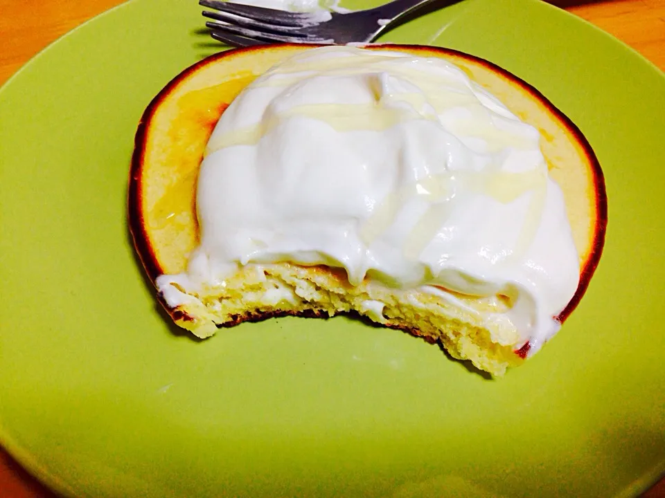 Hot cake with chantily and honey|Claudia Iwaneさん