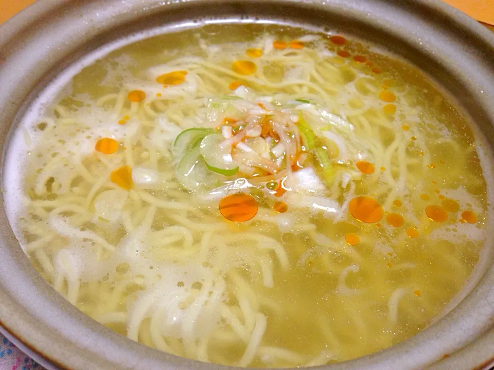 昨晩の常夜鍋の出汁で、素ラーメン!  塩ネギをトッピングしました!  (^-^)|Kei Satoさん