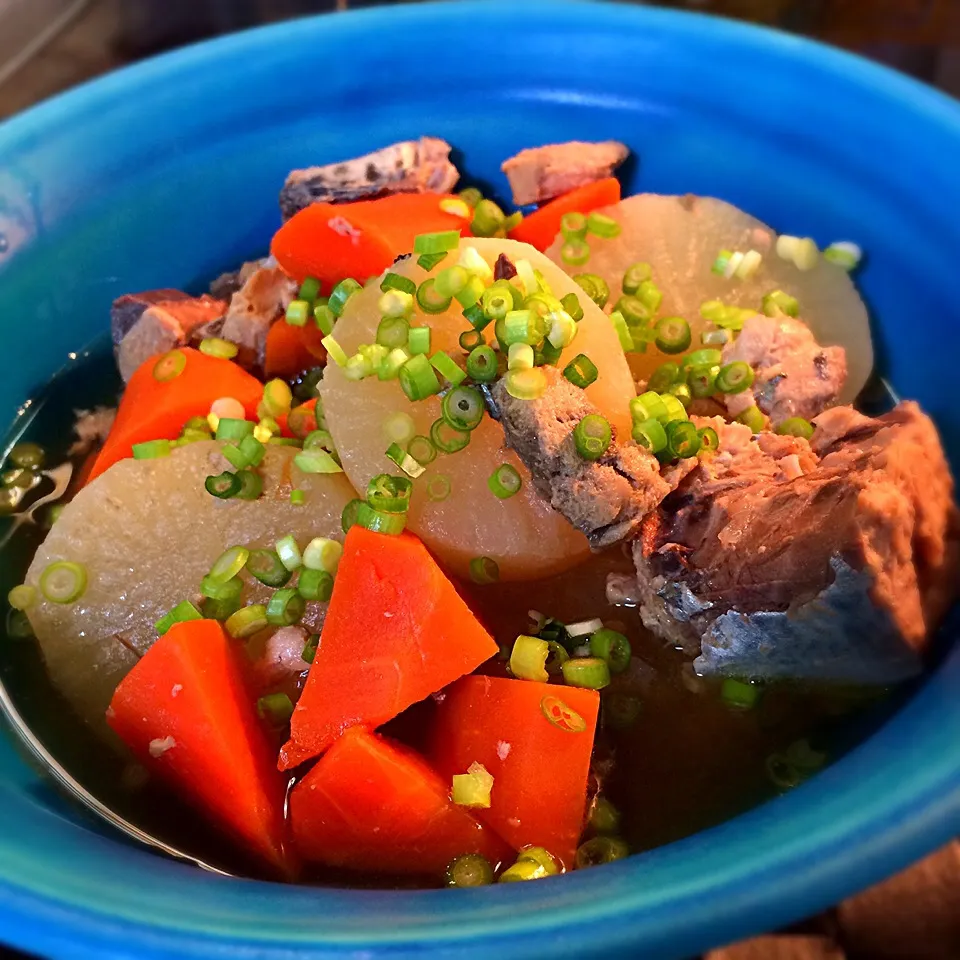 Snapdishの料理写真:teruyoさんの料理                          鯖の水煮缶で鯖大根🍴|志野さん