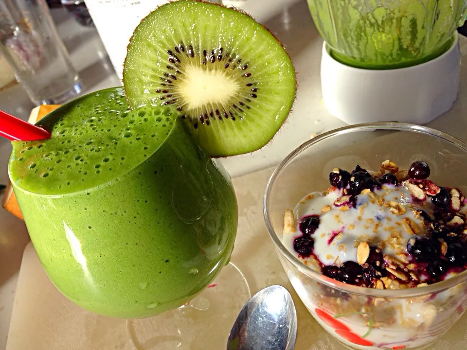 Snapdishの料理写真:Kiwi smoothie + fruit granola yoghurt|viviさん