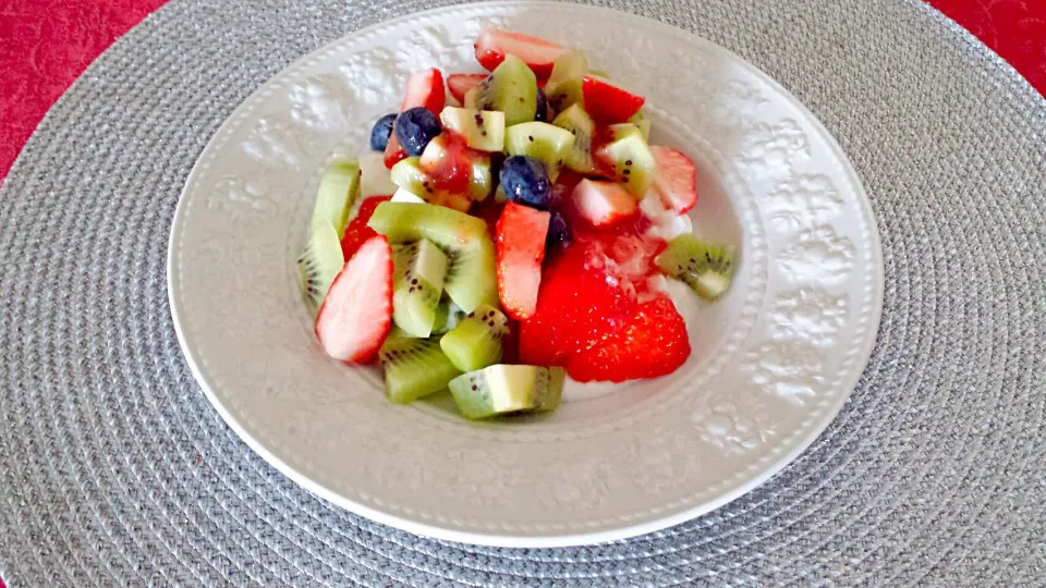 Fruits salad with strawberry kiui blueberry and yoghurt.|Saito  Iwaoさん