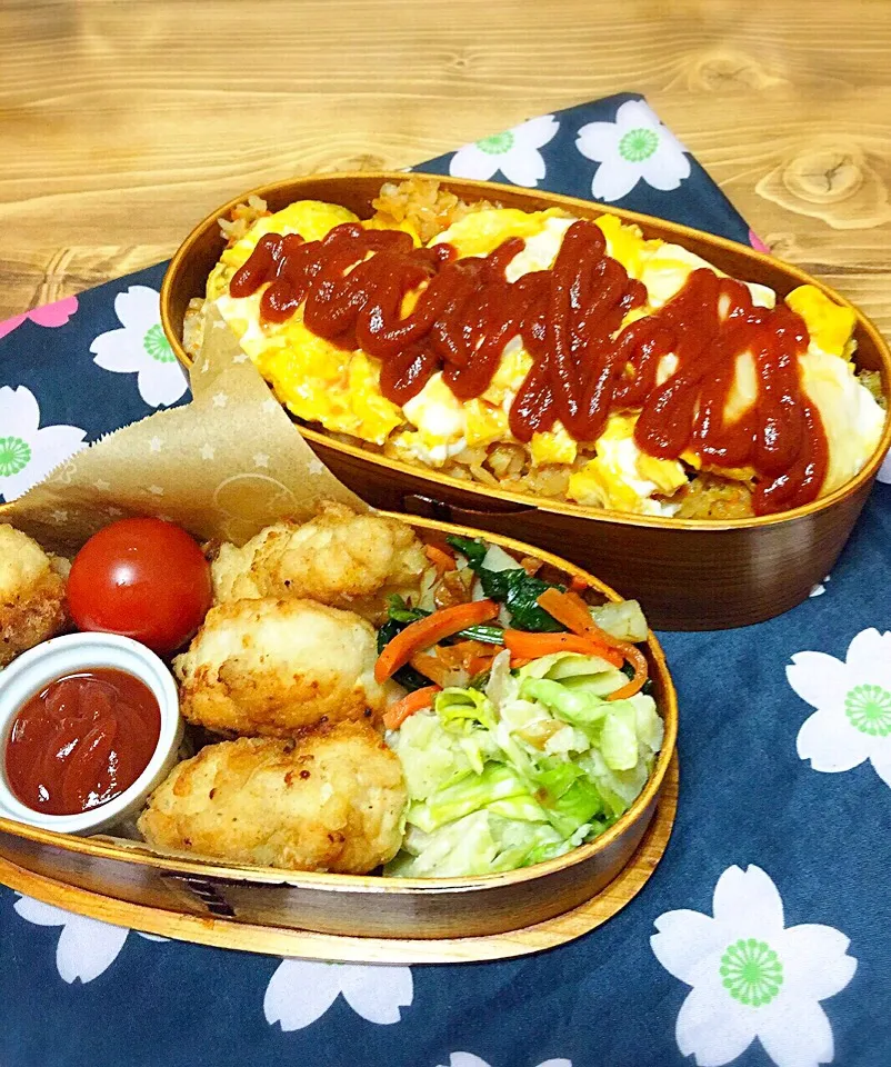 オムライス。手作りチキンナゲット。トマト。ほうれん草と竹輪のバターソテー。キャベツのニンニクオイル炒め入りポテトサラダ。|Reina Reinaさん