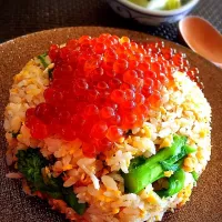 菜の花とシラスのチャーハン、いくら醤油漬け乗せ！