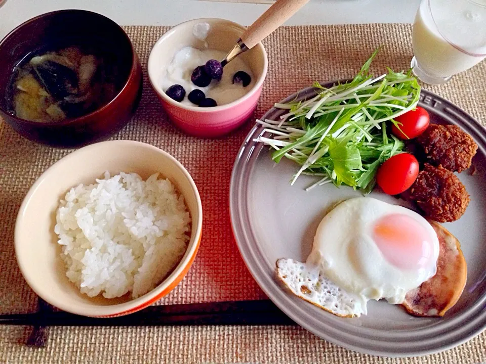 ハムエッグ サラダ 味噌カツ 豚バラ小松菜野菜の味噌汁|にゃろめさん