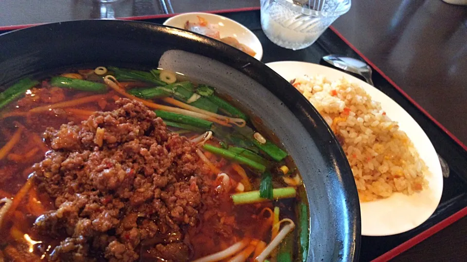 【日替定食】台湾ラーメンと小チャーハンを頂きました。|momongatomoさん