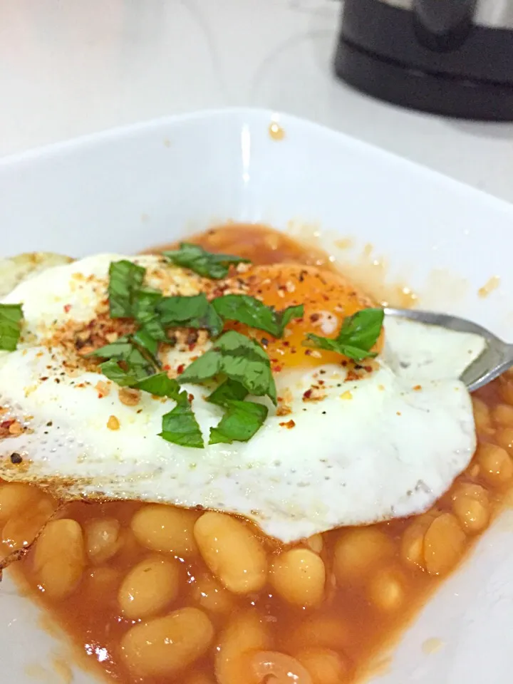 5:2 diet. Baked beans, lightly pan fried egg, seasoning and fresh basil. 150 calories|charmaineさん