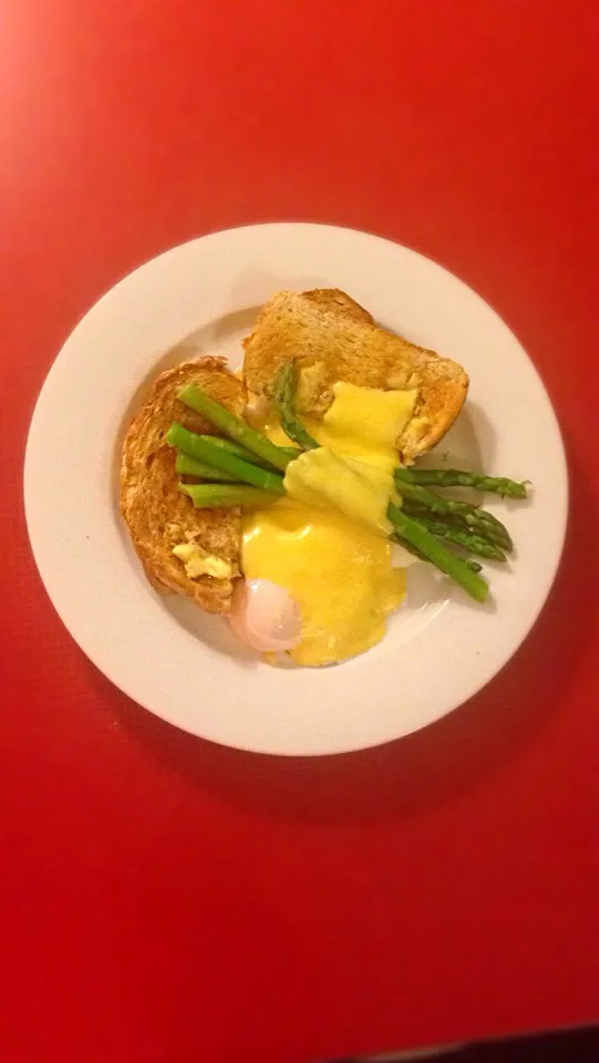 Poached egg and asparagus with homemade hollandaise|kipper's kitchenさん