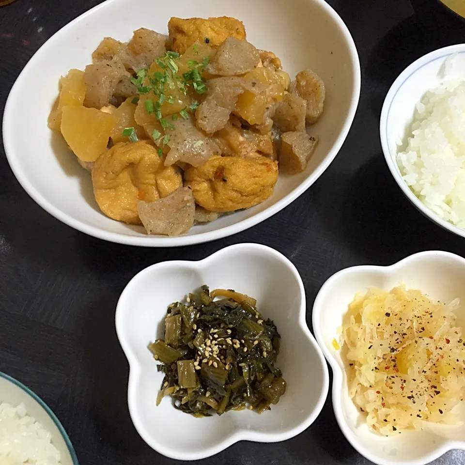 今日の晩ご飯は、大根と手羽元の甘辛煮(がんもどきと生こんにゃく入り)、野沢菜の油炒め、ザワークラウト、味噌汁。|ゆえさん