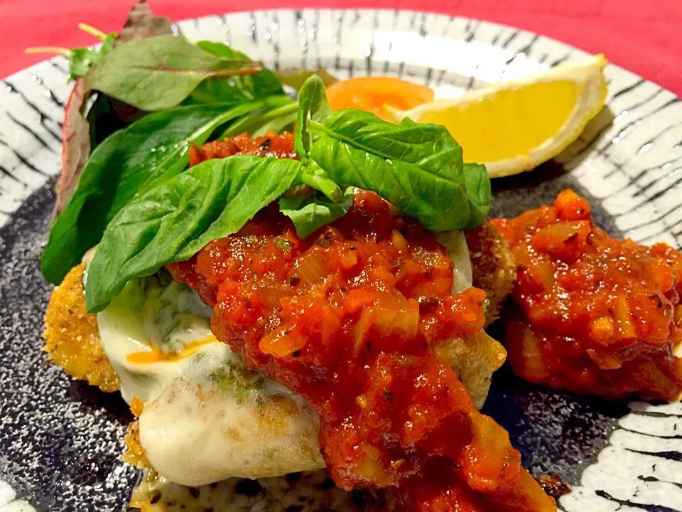 チキンパルメザン、自家製トマトソース添え。Chicken Parmesan with homemade tomato sauce.|Sayaka Jinsenji Huletteさん