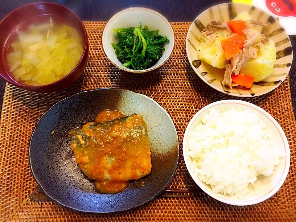 今夜は鯖の味噌煮定食〜鯖の味噌煮・塩肉じゃが・春菊の胡麻和え・白菜とベーコンのスープ〜|acoyaさん