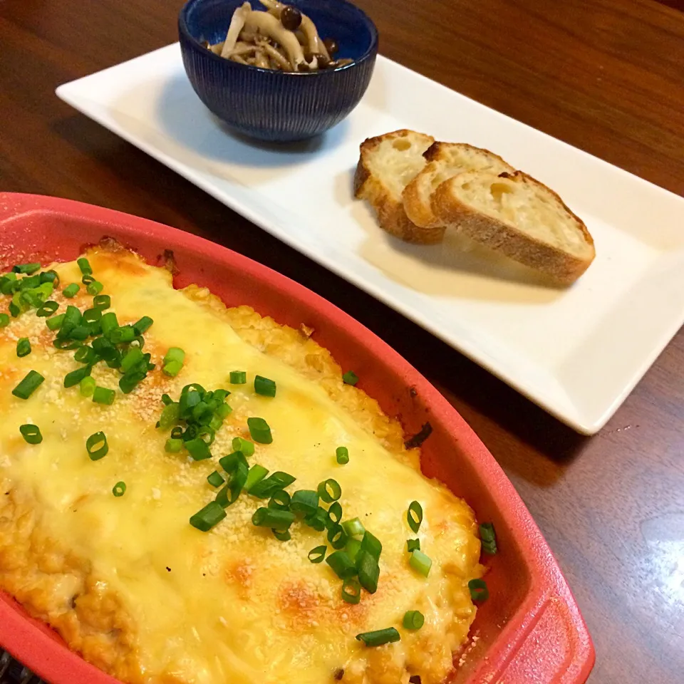 夕ごはん。豆腐と焼きネギのグラタン。キノコのソテー。北海道のパン屋さん、長いものバゲット|yukko7740さん