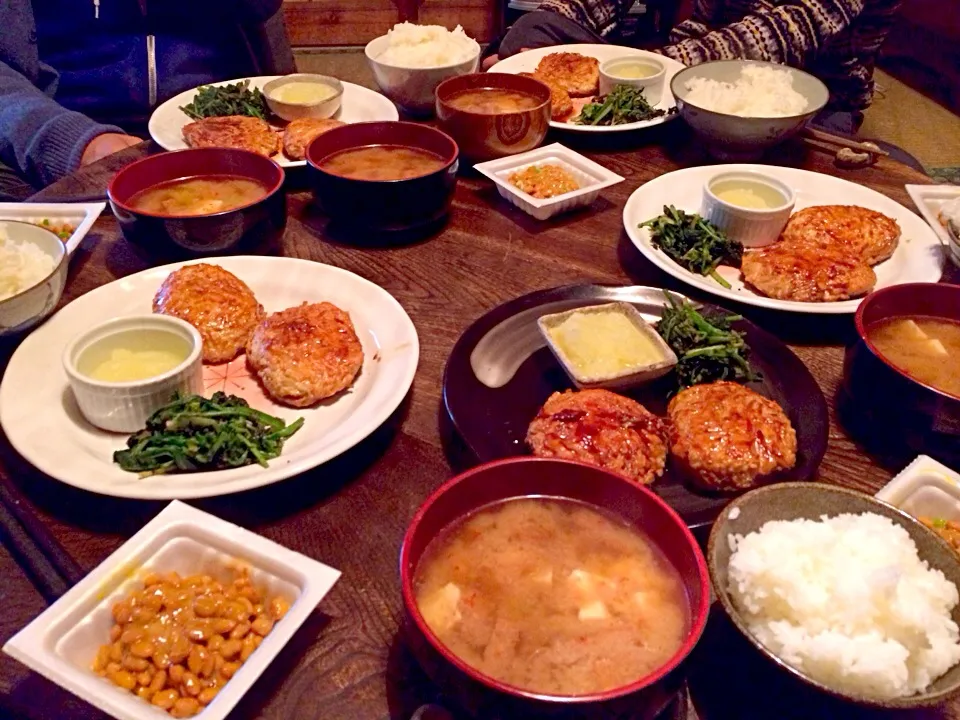 ほうれん草の胡麻和えと鶏挽肉とモヤシの照り焼きハンバーグおろし添えと納豆と深谷ネギとお豆腐と油揚げのお味噌汁|トキロックさん