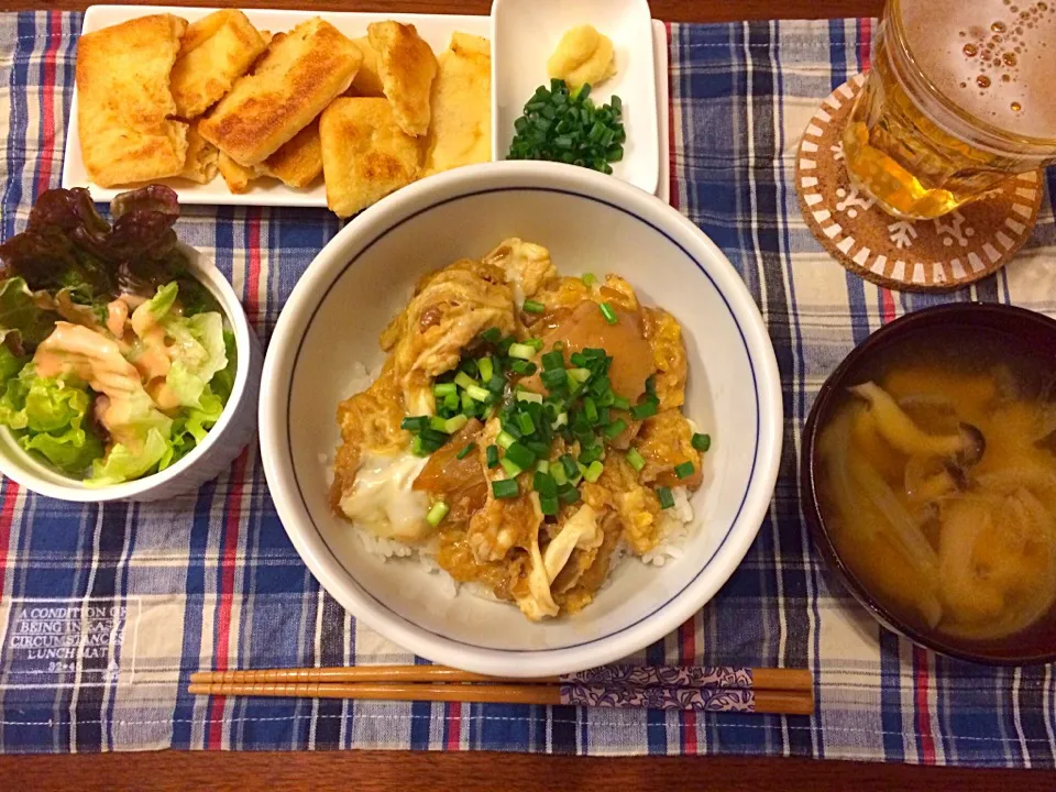 Snapdishの料理写真:半熟親子丼  お揚げ焼き〜生姜醤油 きのこのお味噌汁  サラダ|haseseさん