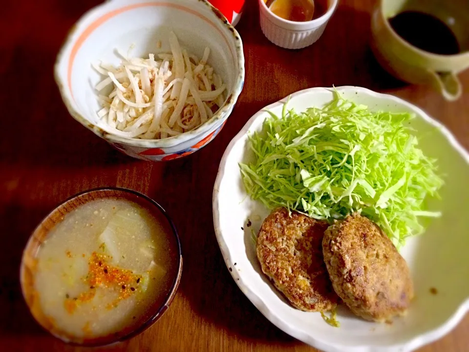 旦那様&子供は普通にハンバーグ。私は豆腐メインのハンバーグ。野菜中心を心掛けてます。|リリエリーさん