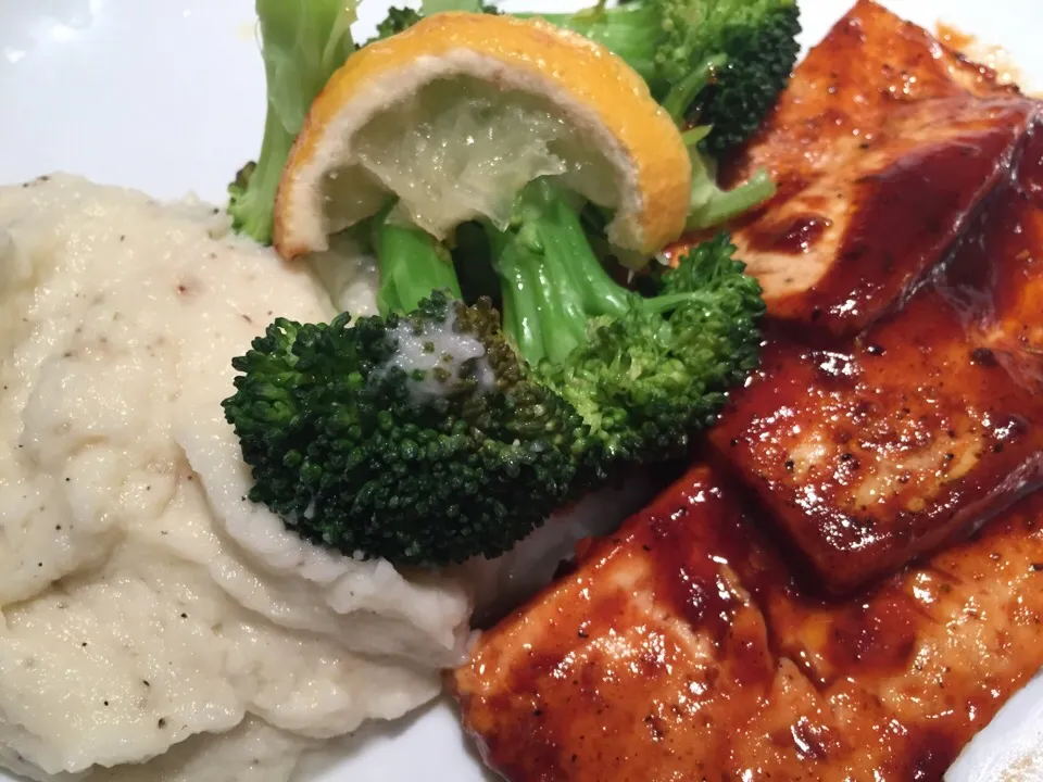 Barbecue tofu, cauliflower mash and steamed broccoli with lemon|Dara Braddockさん