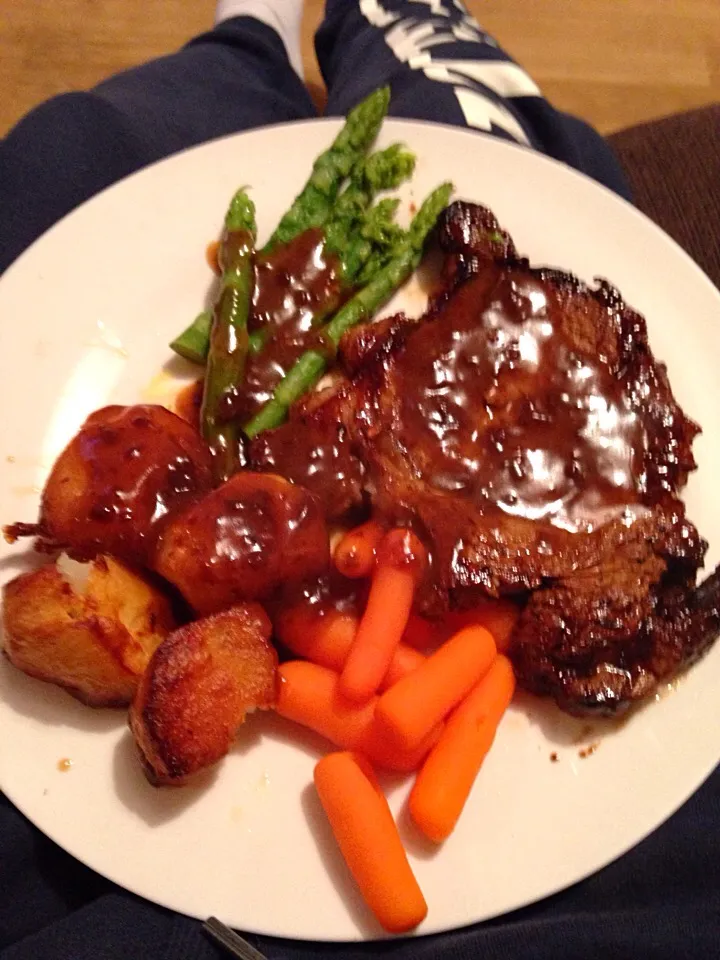 Steak with roast potatoes and veg|Hassさん