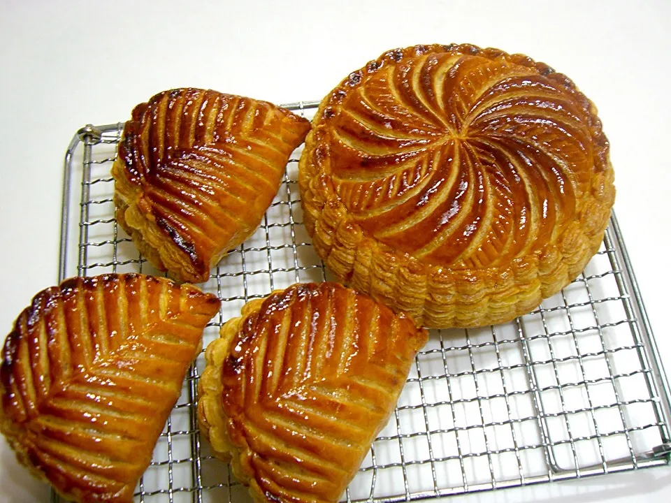 Snapdishの料理写真:Chaussons aux pommesとgalette des rois|bakedpieさん