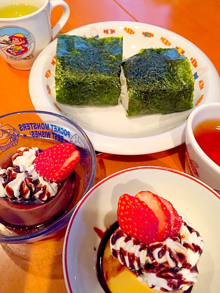 朝ごはん  🍙鮭おにぎり、🍠スイートポテトプリン&チョコレートプリン  ホイップチョコレートソース🍓 カルーアコーヒーリキュール入り  ダージリンティー☕️|ch＊K*∀o(^^*)♪さん