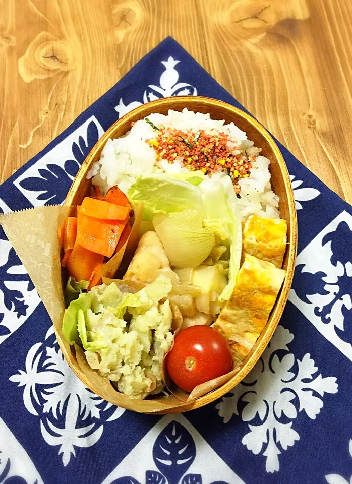 白菜と鳥の味噌マヨ炒め。卵焼き。トマト。キャベツのニンニクオイル炒め入りポテトサラダ。人参のオリーブオイル炒め。|Reina Reinaさん