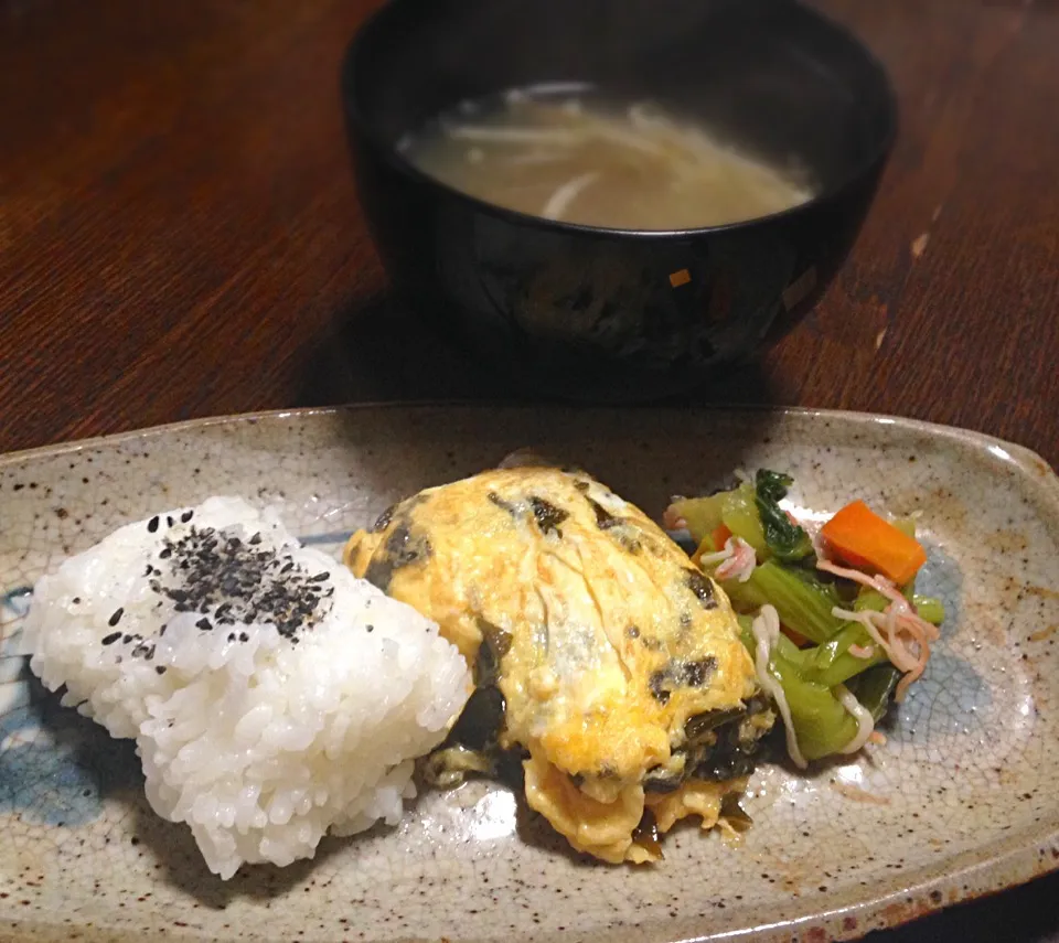 朝ごはん ワカメ佃煮入り卵焼き 青梗菜煮浸し もやしスープ 白飯|ぽんたさん