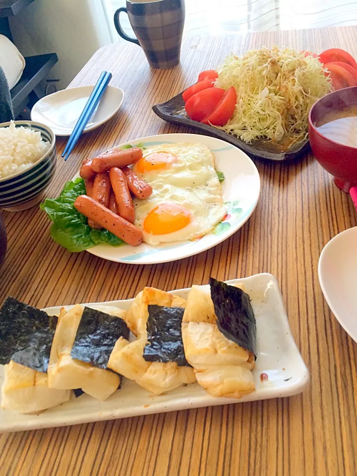 ＊朝ごはん＊ 海苔もち 目玉焼きとウインナー サラダ ジャガイモのお味噌汁|pinoyamaさん