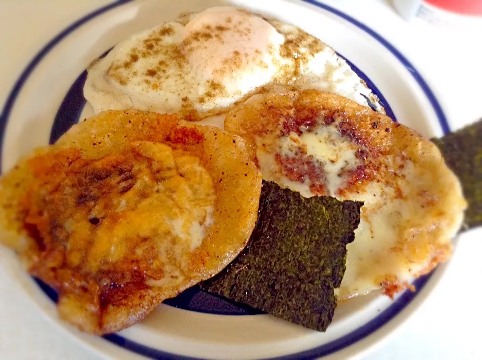 バター醤油で焼いたお餅にチーズをカリカリに海苔で！|Takeshi  Nagakiさん