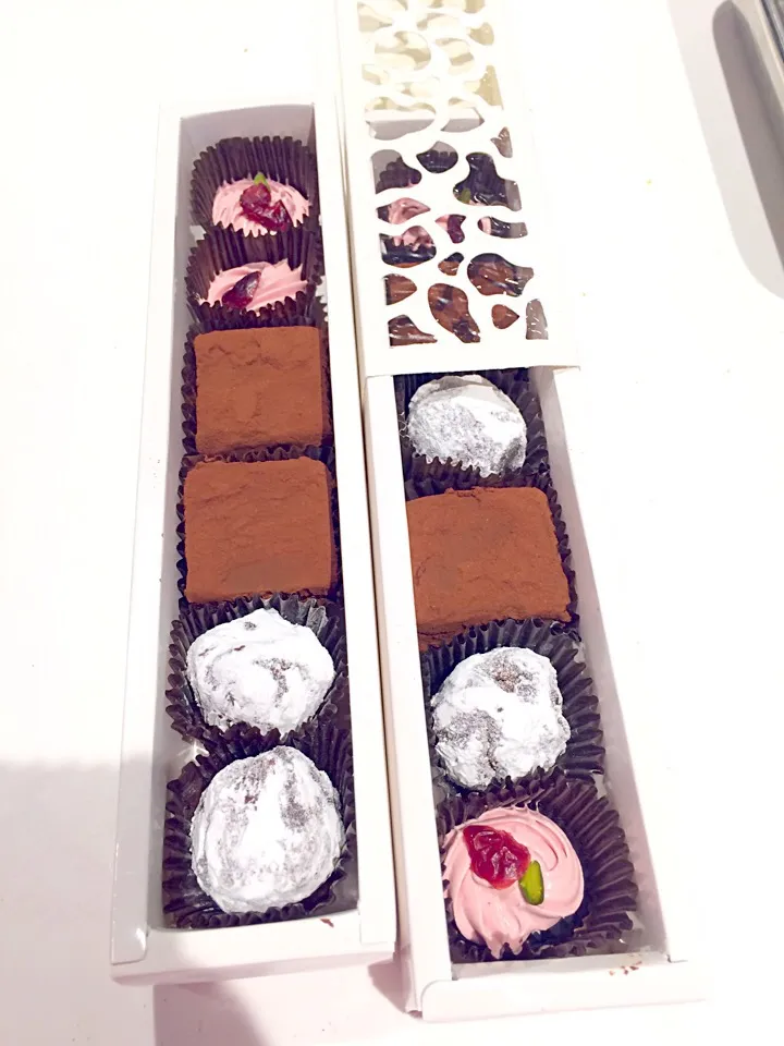 First time making chocolate truffles 第一次做巧克力 #chocolate #jkitchen #peanut #biscuit #strawberry #whitechocolate|Jill Nyomanさん