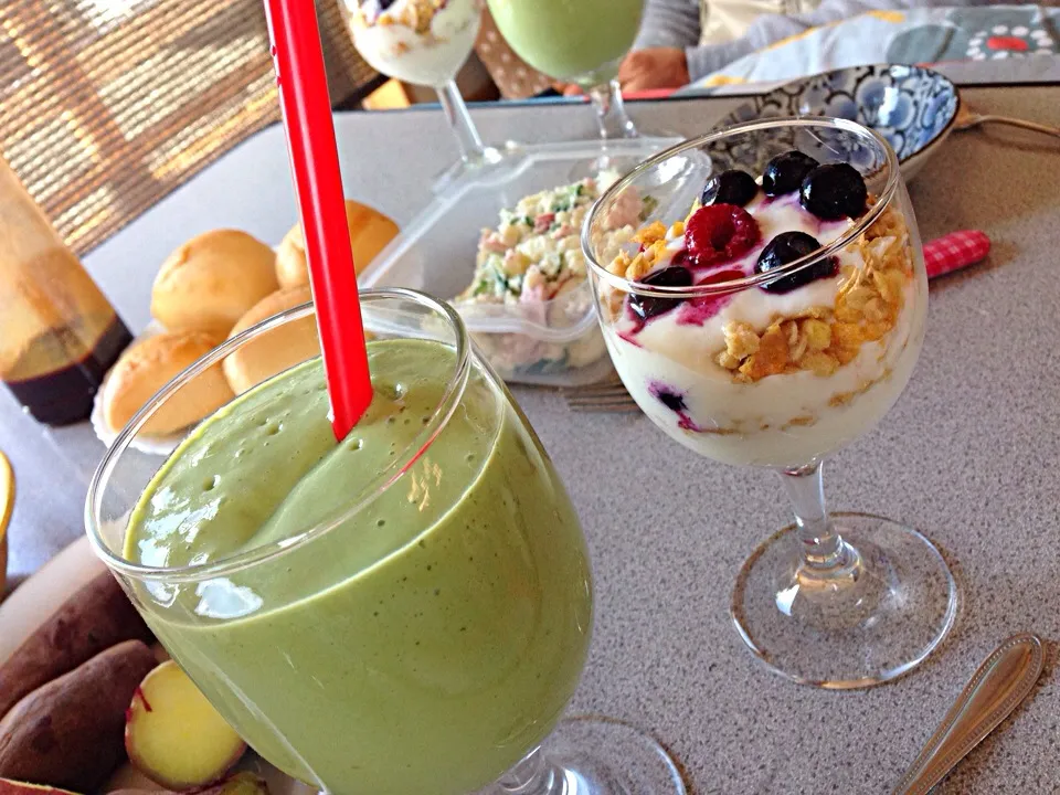 Avocado smoothie+ fruit granola yoghurt|viviさん