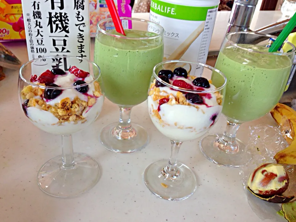 Avocado smoothie+ fruit granola yoghurt|viviさん