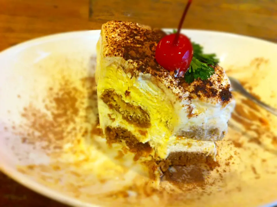 Tiramisu cake for my dessert at TLC cafe Sutos|ukieさん