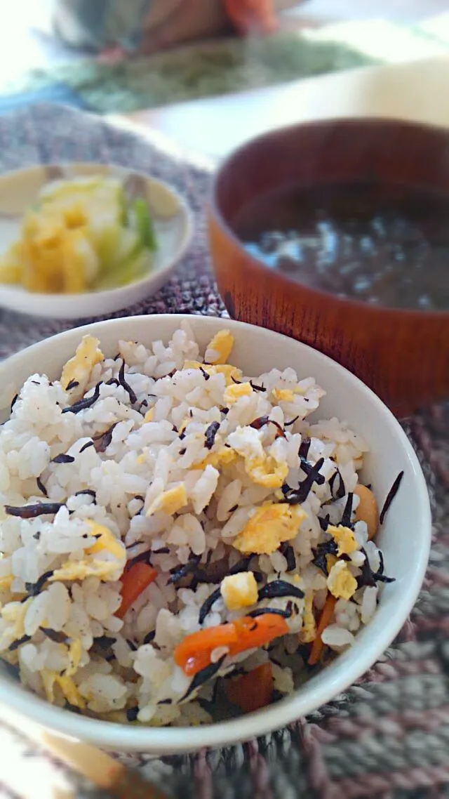 休日のウチゴハン••ひじきの混ぜごはん
わかめ＆もずくのお味噌汁〜|kimikimi󾬍さん